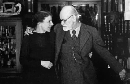 anna-freud-abrazada-a-su-padre-sigmund-freud-420x272