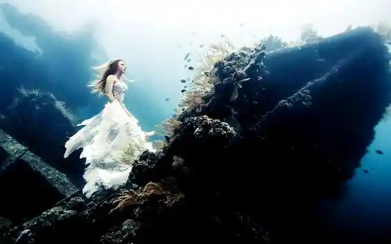 mujer-ascendiendo-de-debajo-del-agua