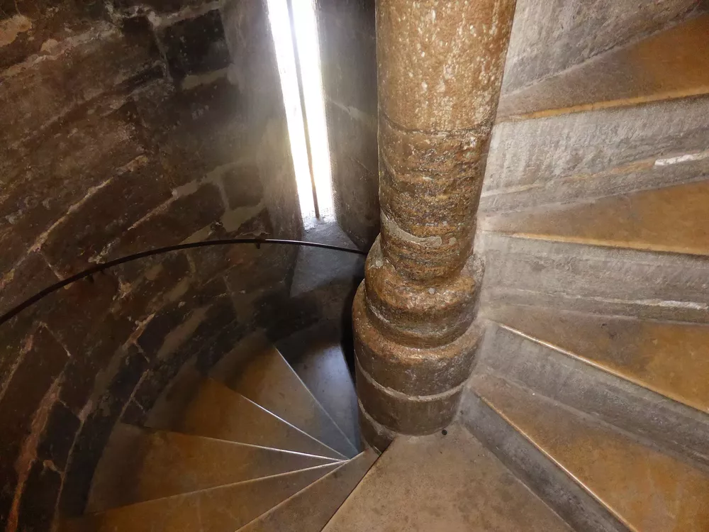 2560px-Escalera_de_la_torre_del_Miguelete,_o_Micalet,_de_la_catedral_de_Valencia,_España