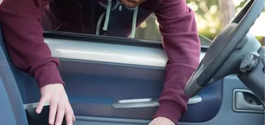 Laptop-thief-in-car-768x512