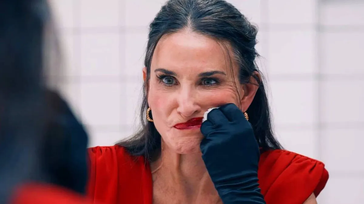 demi-moore-escena-la-sustancia-1200x675