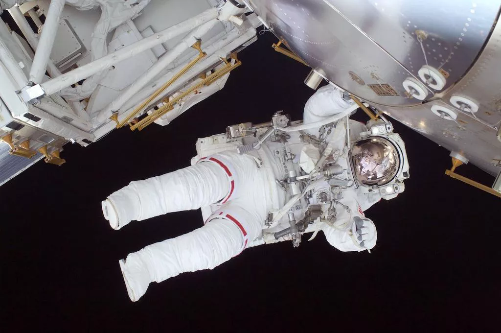 Astronautas vuelven a la Luna con trajes blancos:posdata-digital-press
